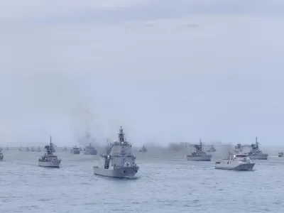 KRI Brawijaya-320 (paling depan) memimpin parade kapal TNI AL yang turut disaksikan Presiden Prabowo Subianto di Teluk Jakarta, Kamis (2/10/2025) dalam rangka HUT ke-80 TNI.