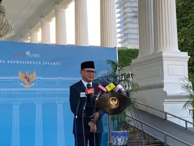 Menteri Perlindungan Pekerja Migran Indonesia (P2MI) Mukhtarudin mengaku bakal bersilaturahmi dan berkenalan terlebih dahulu usai dilantik Presiden Prabowo Subianto di Istana Negara, Jakarta Pusat, pada Senin (8/9/2025) sore. Hal ini disampaikannya pasca dilantik di Kompleks Istana Kepresidenan pasca. 