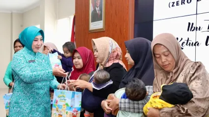 Ketua Umum (Ketum) Tim Penggerak Pemberdayaan dan Kesejahteraan Keluarga (TP-PKK) Tri Tito Karnavian menyerahkan bantuan pemerintah kepada 10 penerima, yaitu kepada ibu dan anak secara simbolis di Aula Badan Perencanaan Pembangunan, Penelitian dan Pengembangan Daerah (Bappelitbangda) Kota Tasikmalaya, Jawa Barat, Kamis (2/10/2025).