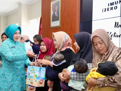 Ketua Umum (Ketum) Tim Penggerak Pemberdayaan dan Kesejahteraan Keluarga (TP-PKK) Tri Tito Karnavian menyerahkan bantuan pemerintah kepada 10 penerima, yaitu kepada ibu dan anak secara simbolis di Aula Badan Perencanaan Pembangunan, Penelitian dan Pengembangan Daerah (Bappelitbangda) Kota Tasikmalaya, Jawa Barat, Kamis (2/10/2025).
