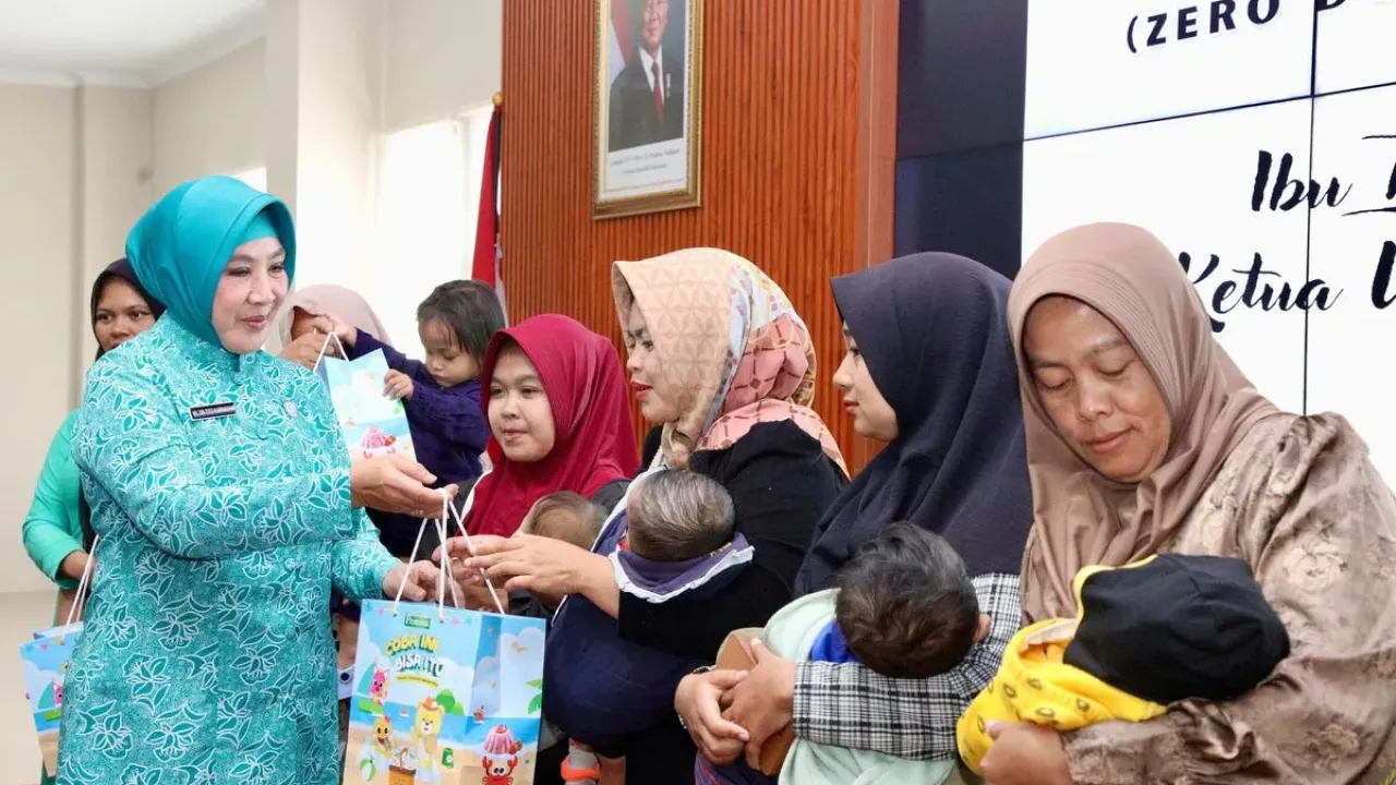 Ketua Umum (Ketum) Tim Penggerak Pemberdayaan dan Kesejahteraan Keluarga (TP-PKK) Tri Tito Karnavian menyerahkan bantuan pemerintah kepada 10 penerima, yaitu kepada ibu dan anak secara simbolis di Aula Badan Perencanaan Pembangunan, Penelitian dan Pengembangan Daerah (Bappelitbangda) Kota Tasikmalaya, Jawa Barat, Kamis (2/10/2025).