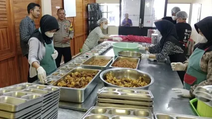 Polisi saat ikut memantau pelaksanaan pembuatan makanan MBG di Satuan Pelayanan Pemenuhan Gizi (SPPG) Yayasan Palma Palembayan Matur di Kelurahan Karanganyar, Indramayu, Selasa (30/9/2025)