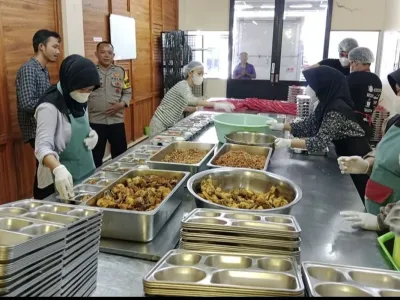 Polisi saat ikut memantau pelaksanaan pembuatan makanan MBG di Satuan Pelayanan Pemenuhan Gizi (SPPG) Yayasan Palma Palembayan Matur di Kelurahan Karanganyar, Indramayu, Selasa (30/9/2025)