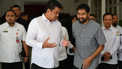 Gubernur Sumatera Utara (Sumut) Muhammad Bobby Afif Nasution bersama Bupati Tapanuli Tengah Masinton Pasaribu bertemu dengan Gubernur Aceh Muzakir Manaf di Pendopo Rumah Dinas Gubernur Aceh, Jalan Sultan Mahmudsyah, Kota Banda Aceh, Rabu (4/6/2025).
