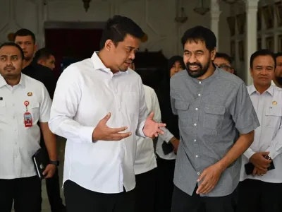 Gubernur Sumatera Utara (Sumut) Muhammad Bobby Afif Nasution bersama Bupati Tapanuli Tengah Masinton Pasaribu bertemu dengan Gubernur Aceh Muzakir Manaf di Pendopo Rumah Dinas Gubernur Aceh, Jalan Sultan Mahmudsyah, Kota Banda Aceh, Rabu (4/6/2025).