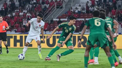 Aksi penyerang Timnas Indonesia Marselino Ferdinan mengelabui barisan pertahanan Timnas Arab Saudi dalam pertandingan Kualifikasi Piala Dunia 2026 Zona Asia antara Indonesia vs Arab Saudi pada Selasa (19/11/2024) di Stadion Gelora Bung Karno Jakarta. 
