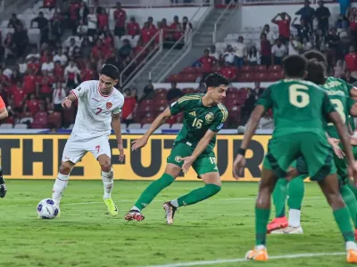 Aksi penyerang Timnas Indonesia Marselino Ferdinan mengelabui barisan pertahanan Timnas Arab Saudi dalam pertandingan Kualifikasi Piala Dunia 2026 Zona Asia antara Indonesia vs Arab Saudi pada Selasa (19/11/2024) di Stadion Gelora Bung Karno Jakarta. 