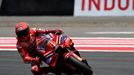 Pebalap Ducati Lenovo Team, Marc Marquez, mengendarai motornya dalam sesi kualifikasi menjelang MotoGP Mandalika 2025 di Sirkuit Internasional Mandalika di Mandalika, Nusa Tenggara Barat pada 4 Oktober 2025. (Foto oleh Sonny TUMBELAKA / AFP)