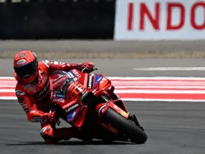 Pebalap Ducati Lenovo Team, Marc Marquez, mengendarai motornya dalam sesi kualifikasi menjelang MotoGP Mandalika 2025 di Sirkuit Internasional Mandalika di Mandalika, Nusa Tenggara Barat pada 4 Oktober 2025. (Foto oleh Sonny TUMBELAKA / AFP)