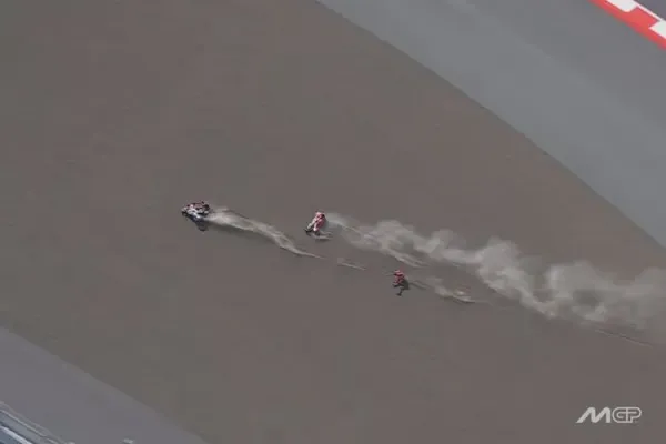 Kutukan Marc Marquez di MotoGP Mandalika terus berlanjut. Terkini, ia langsung tersapu pada lap pertama balapan utama MotoGP Mandalika 2025, Minggu (5/10/2025).