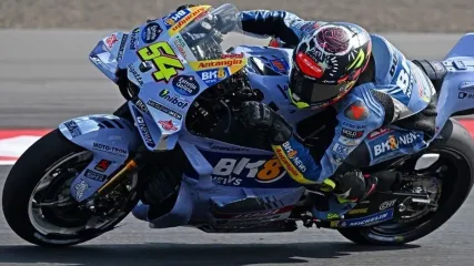 Pebalap BK8 Gresini Racing, Fermin Aldeguer, beraksi dalam balapan MotoGP Mandalika 2025 di Sirkuit Internasional Mandalika di Mandalika, Nusa Tenggara Barat pada 5 Oktober 2025. (Foto oleh SONNY TUMBELAKA / AFP)