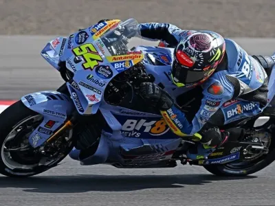 Pebalap BK8 Gresini Racing, Fermin Aldeguer, beraksi dalam balapan MotoGP Mandalika 2025 di Sirkuit Internasional Mandalika di Mandalika, Nusa Tenggara Barat pada 5 Oktober 2025. (Foto oleh SONNY TUMBELAKA / AFP)