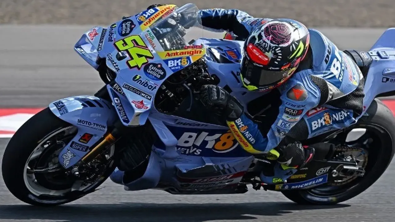 Pebalap BK8 Gresini Racing, Fermin Aldeguer, beraksi dalam balapan MotoGP Mandalika 2025 di Sirkuit Internasional Mandalika di Mandalika, Nusa Tenggara Barat pada 5 Oktober 2025. (Foto oleh SONNY TUMBELAKA / AFP)