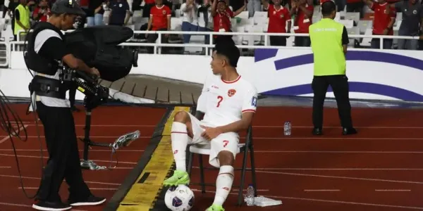 Pesepak bola Timnas Indonesia Marselino Ferdinan duduk di kursi saat berselebrasi usai mencetak gol ke gawang Timnas Arab Saudi pada pertandingan Grup C putaran ketiga Kualifikasi Piala Dunia 2026 Zona Asia di Stadion Utama Gelora Bung Karno, Senayan, Jakarta, Selatan, Selasa (19/11/2024). Indonesia mengalahkan Arab Saudi dengan skor 2-0. ANTARA FOTO/Meli Pratiwi/RIV/wpa.