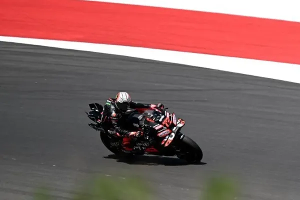 Pebalap Aprilia Racing, Marco Bezzecchi, beraksi dalam sesi Kualifikasi menjelang MotoGP Mandalika 2025 di Sirkuit Internasional Mandalika di Mandalika, Nusa Tenggara Barat pada 4 Oktober 2025. (Foto oleh SONNY TUMBELAKA / AFP)