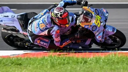 Pebalap MotoGP BK8 Gresini Racing, Fermin Aldeguer, beraksi dalam sesi latihan menjelang MotoGP Mandalika di Sirkuit Internasional Mandalika di Mandalika, Nusa Tenggara Barat pada 3 Oktober 2025. (Foto oleh Sonny TUMBELAKA / AFP)