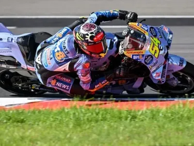 Pebalap MotoGP BK8 Gresini Racing, Fermin Aldeguer, beraksi dalam sesi latihan menjelang MotoGP Mandalika di Sirkuit Internasional Mandalika di Mandalika, Nusa Tenggara Barat pada 3 Oktober 2025. (Foto oleh Sonny TUMBELAKA / AFP)