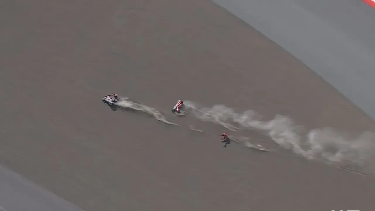 Kutukan Marc Marquez di MotoGP Mandalika terus berlanjut. Terkini, ia langsung tersapu pada lap pertama balapan utama MotoGP Mandalika 2025, Minggu (5/10/2025).