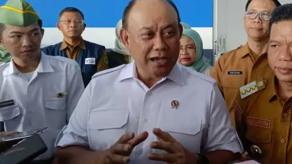 Kepala Badan Gizi Nasional (BGN) Dadan Hindayana didampingi Bupati Bandung Dadang Supriatna saat mengunjungi salah satu dapur SPPG di Kecamatan Pameubgpeuk, Kabupaten Bandung, Jawa Barat, Selasa (9/9/2025)