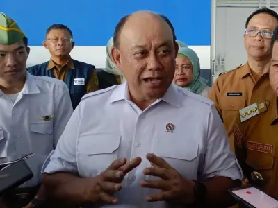 Kepala Badan Gizi Nasional (BGN) Dadan Hindayana didampingi Bupati Bandung Dadang Supriatna saat mengunjungi salah satu dapur SPPG di Kecamatan Pameubgpeuk, Kabupaten Bandung, Jawa Barat, Selasa (9/9/2025)