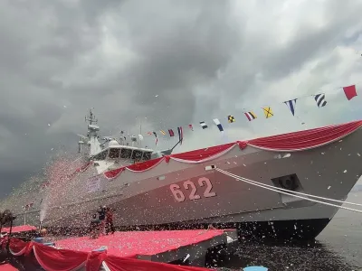 KRI Belati-622 yang merupakan kapal cepat rudal (KCR) terbaru milik TNI Angkatan Laut (AL) baru diresmikan oleh Kepala Staf Angkatan Laut (KSAL) Laksamana TNI Muhammad Ali di Dermaga Jetski Cafe, Pantai Mutiara, Jakarta Utara, Rabu (1/10/2025). 