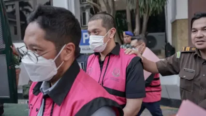 Salah satu tersangka kasus korupsi Pertamina, Muhammad Kerry Andrianto Riza saat dilimpahkan ke Kejaksaan Negeri Jakarta Pusat, Senin (23/6/2025). (Dok. Kejaksaan Agung)