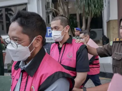 Salah satu tersangka kasus korupsi Pertamina, Muhammad Kerry Andrianto Riza saat dilimpahkan ke Kejaksaan Negeri Jakarta Pusat, Senin (23/6/2025). (Dok. Kejaksaan Agung)