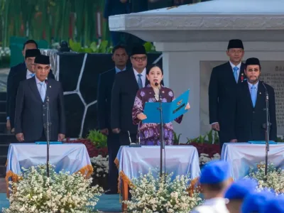 Ketua DPR RI Puan Maharani membacakan Ikrar Kesaktian Pancasila dalam peringatan Hari Kesaktian Pancasila dengan tema ?Pancasila Perekat Bangsa Menuju Indonesia Raya? membawa penegasan simbolis yang kuat dalam momen upacara di Monumen Pancasila Sakti, Lubang Buaya, Jakarta Timur, Rabu (1/10/2025).
