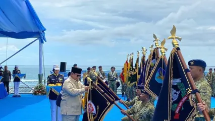 Presiden Prabowo Subianto menyempatkan tanda kehormatan hingga kenaikan pangkat istimewa kepada sejumlah Prajurit TNI Angkatan Laut (AL) dalam acara parade kapal perang atau sailing pass di Komando Lintas Laut Militer (Kolinlamil), Teluk Jakarta, Kamis (2/10/2025). 