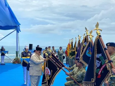 Presiden Prabowo Subianto menyempatkan tanda kehormatan hingga kenaikan pangkat istimewa kepada sejumlah Prajurit TNI Angkatan Laut (AL) dalam acara parade kapal perang atau sailing pass di Komando Lintas Laut Militer (Kolinlamil), Teluk Jakarta, Kamis (2/10/2025). 