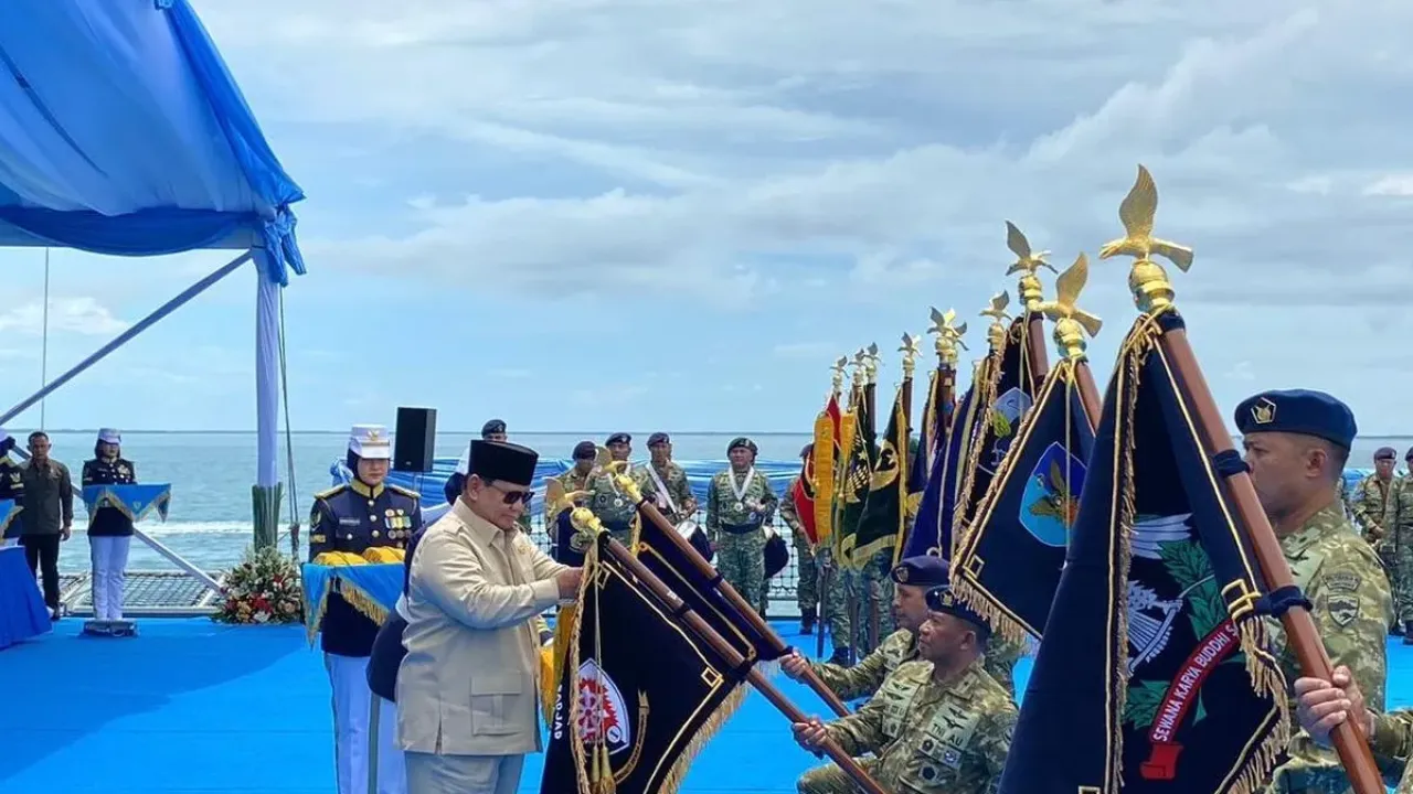 Presiden Prabowo Subianto menyempatkan tanda kehormatan hingga kenaikan pangkat istimewa kepada sejumlah Prajurit TNI Angkatan Laut (AL) dalam acara parade kapal perang atau sailing pass di Komando Lintas Laut Militer (Kolinlamil), Teluk Jakarta, Kamis (2/10/2025). 