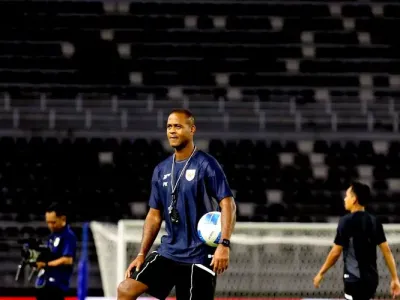 Jelang laga FIFA Matchday pelatih timnas Indonesia senior Patrick Kluivert memimpin ofisial training di Stadion Gelora Bung Tomo Surabaya, Jawa Timur, Kamis (4/9/2025) malam.