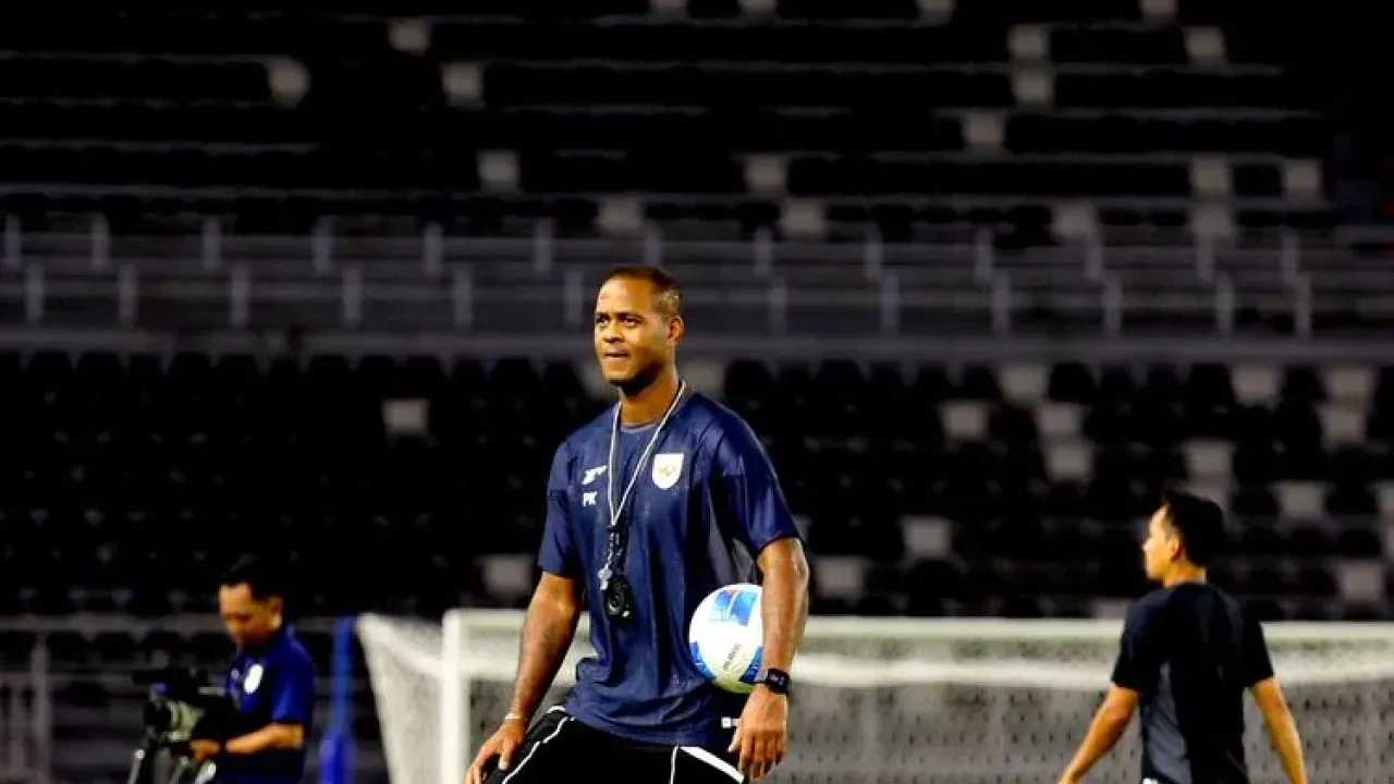 Jelang laga FIFA Matchday pelatih timnas Indonesia senior Patrick Kluivert memimpin ofisial training di Stadion Gelora Bung Tomo Surabaya, Jawa Timur, Kamis (4/9/2025) malam.
