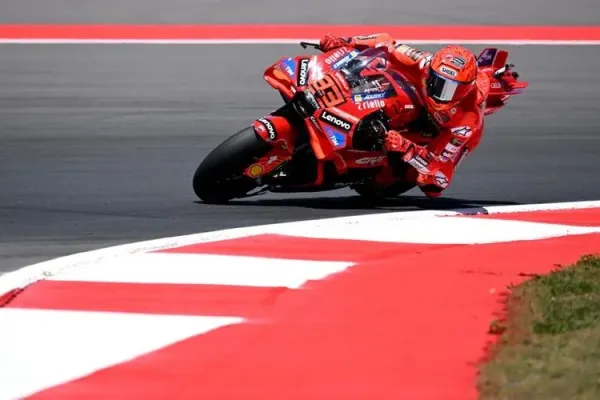 Pebalap Ducati Lenovo Team, Marc Marquez, mengendarai motornya dalam sesi Practice MotoGP Indonesia 2025 di Sirkuit Internasional Mandalika di Mandalika, Nusa Tenggara Barat pada 3 Oktober 2025. (Foto oleh SONNY TUMBELAKA / AFP)