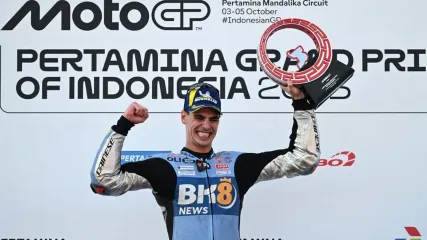 Pebalap Gresini Racing, Fermin Aldeguer, merayakan kemenangan di podium usai finis pertama di balapan utama MotoGP Mandalika 2025 di Sirkuit Internasional Mandalika di Mandalika, Nusa Tenggara Barat pada 5 Oktober 2025. (Foto oleh SONNY TUMBELAKA / AFP)