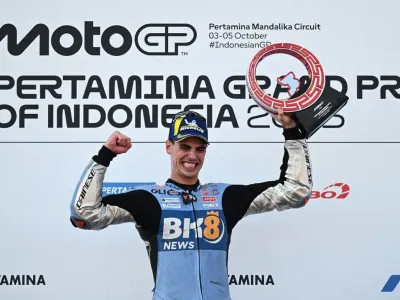 Pebalap Gresini Racing, Fermin Aldeguer, merayakan kemenangan di podium usai finis pertama di balapan utama MotoGP Mandalika 2025 di Sirkuit Internasional Mandalika di Mandalika, Nusa Tenggara Barat pada 5 Oktober 2025. (Foto oleh SONNY TUMBELAKA / AFP)