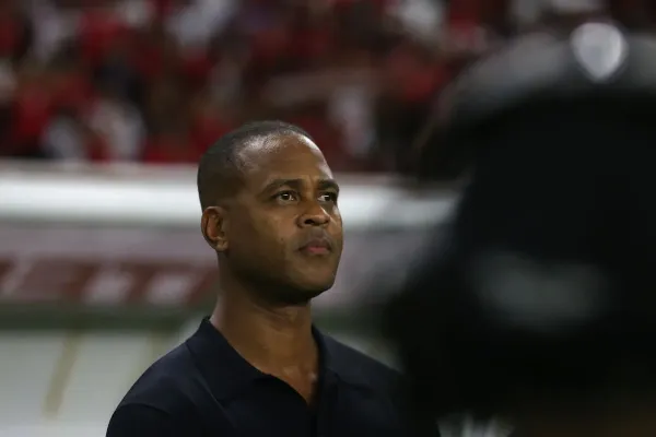 Pelatih Timnas Indonesia, Patrick Kluivert, kala mendampingi tim dalam laga FIFA Matchday melawan Lebanon di Stadion Gelora Bung Tomo, Surabaya, Senin (8/9/2025).