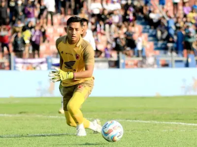 Penjaga gawang PSM Makassar M Reza Arya saat laga pekan ke-23 Liga 1 2023-2024 melawan Persik Kediri yang berakhir dengan skor 1-1 di Stadion Brawijaya Kediri, Jawa Timur, Senin (18/12/2023) sore.