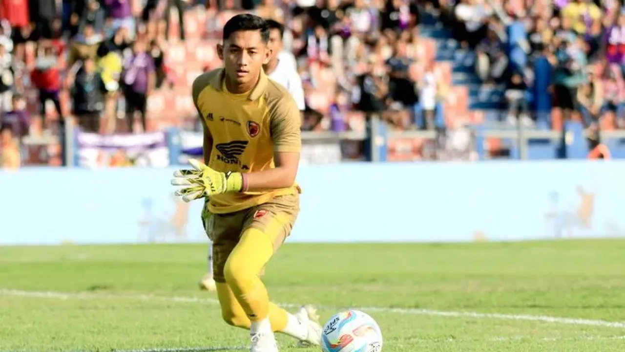 Penjaga gawang PSM Makassar M Reza Arya saat laga pekan ke-23 Liga 1 2023-2024 melawan Persik Kediri yang berakhir dengan skor 1-1 di Stadion Brawijaya Kediri, Jawa Timur, Senin (18/12/2023) sore.