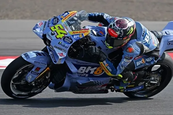 Pebalap BK8 Gresini Racing, Fermin Aldeguer, beraksi dalam balapan MotoGP Mandalika 2025 di Sirkuit Internasional Mandalika di Mandalika, Nusa Tenggara Barat pada 5 Oktober 2025. (Foto oleh SONNY TUMBELAKA / AFP)