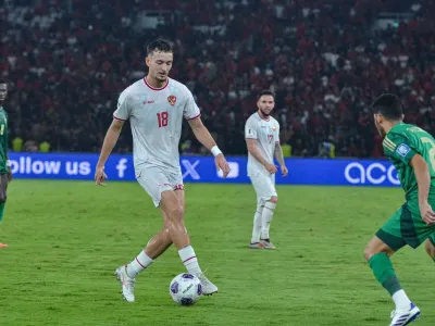 Aksi gelandang Timnas Indonesia Ivar Jenner saat tampil menghadapi Timnas Arab Saudi dalam pertandingan Kualifikasi Piala Dunia 2026 Zona Asia antara Indonesia vs Arab Saudi pada Selasa (19/11/2024) di Stadion Gelora Bung Karno Jakarta. 