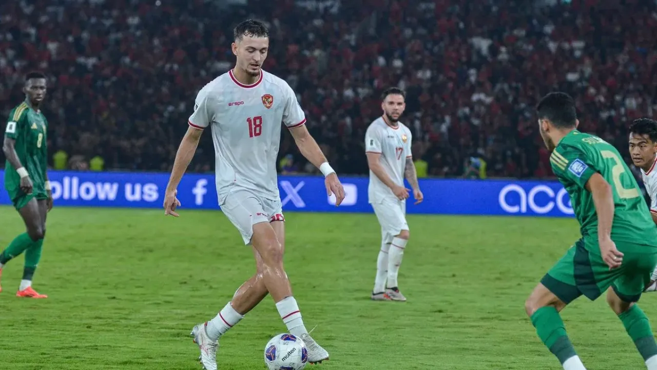 Aksi gelandang Timnas Indonesia Ivar Jenner saat tampil menghadapi Timnas Arab Saudi dalam pertandingan Kualifikasi Piala Dunia 2026 Zona Asia antara Indonesia vs Arab Saudi pada Selasa (19/11/2024) di Stadion Gelora Bung Karno Jakarta. 