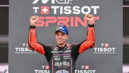 Pebalap Aprilia Racing, Marco Bezzecchi, merayakan kemenangan usai Sprint Race MotoGP Mandalika 2025 di Sirkuit Internasional Mandalika di Mandalika, Nusa Tenggara Barat pada 4 Oktober 2025. (Foto oleh SONNY TUMBELAKA / AFP)