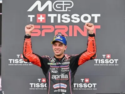 Pebalap Aprilia Racing, Marco Bezzecchi, merayakan kemenangan usai Sprint Race MotoGP Mandalika 2025 di Sirkuit Internasional Mandalika di Mandalika, Nusa Tenggara Barat pada 4 Oktober 2025. (Foto oleh SONNY TUMBELAKA / AFP)