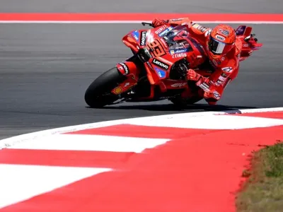 Pebalap Ducati Lenovo Team, Marc Marquez, mengendarai motornya dalam sesi Practice MotoGP Indonesia 2025 di Sirkuit Internasional Mandalika di Mandalika, Nusa Tenggara Barat pada 3 Oktober 2025. (Foto oleh SONNY TUMBELAKA / AFP)