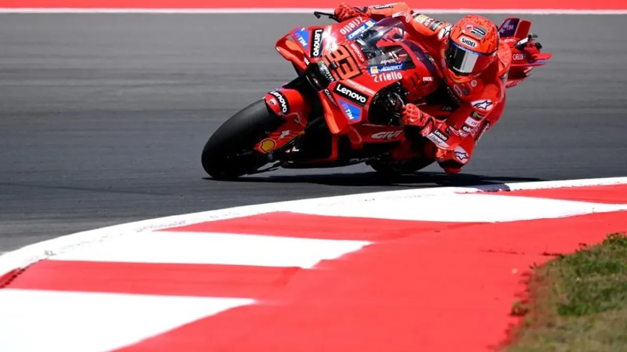 Pebalap Ducati Lenovo Team, Marc Marquez, mengendarai motornya dalam sesi Practice MotoGP Indonesia 2025 di Sirkuit Internasional Mandalika di Mandalika, Nusa Tenggara Barat pada 3 Oktober 2025. (Foto oleh SONNY TUMBELAKA / AFP)
