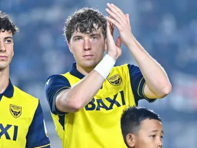 Penyerang Oxford United Ole Romeny memberikan sambutan tepuk tangan untuk penonton kala menghadapi Arema FC pada partai lanjutan Grup A Piala Presiden 2025, Kamis (10/7/2025) di Stadion Si Jalak Harupat, Soreang, Kabupaten Bandung. 