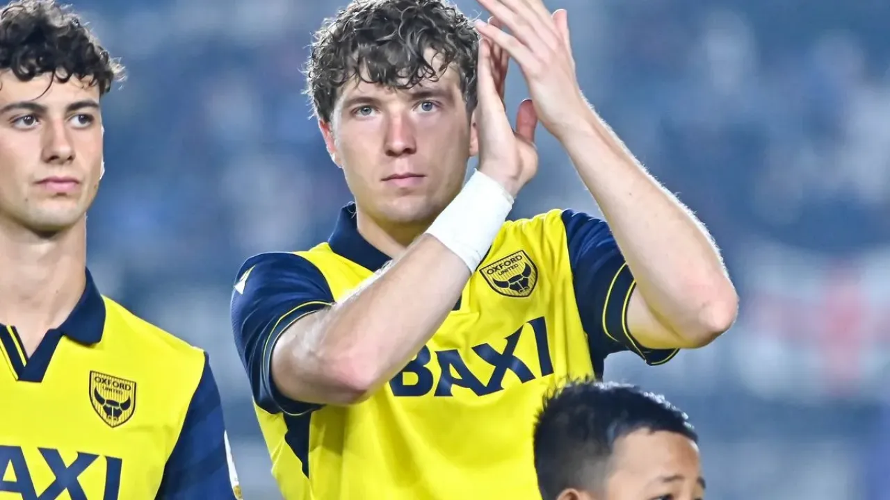 Penyerang Oxford United Ole Romeny memberikan sambutan tepuk tangan untuk penonton kala menghadapi Arema FC pada partai lanjutan Grup A Piala Presiden 2025, Kamis (10/7/2025) di Stadion Si Jalak Harupat, Soreang, Kabupaten Bandung. 