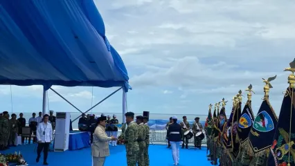 Presiden Prabowo Subianto memberikan gelar tanda kehormatan hingga kenaikan pangkat istimewa dari Kapal Markas KRI dr. Radjiman Wedyodiningrat-992, Kamis (2/10/2025). 