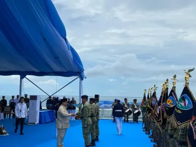 Presiden Prabowo Subianto memberikan gelar tanda kehormatan hingga kenaikan pangkat istimewa dari Kapal Markas KRI dr. Radjiman Wedyodiningrat-992, Kamis (2/10/2025). 